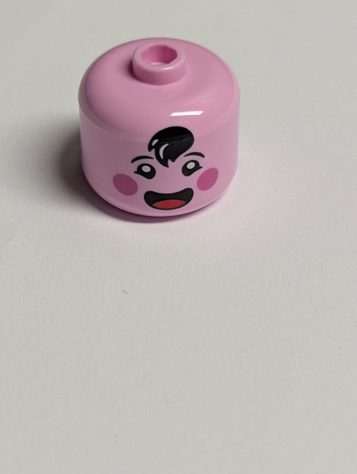 NEU Minifigure, Head, Modified Giant Black Eyebrows and Hair Tuft, Dark Pink Circles on Cheeks, Open Mouth Smile with Red Tongue Pattern - Vented Stud rosa bright pink