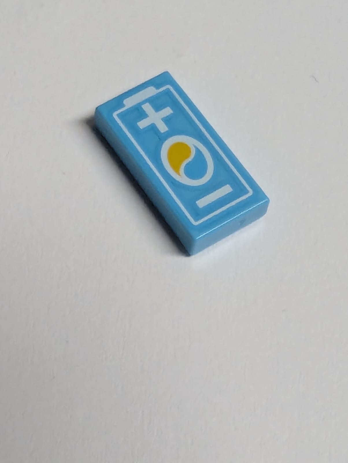 NEU Fliese 1 x 2 mit Elektroautobatterie, OctanE-Logo und weißem Plus- und Minuszeichen-Muster azur (medium)
