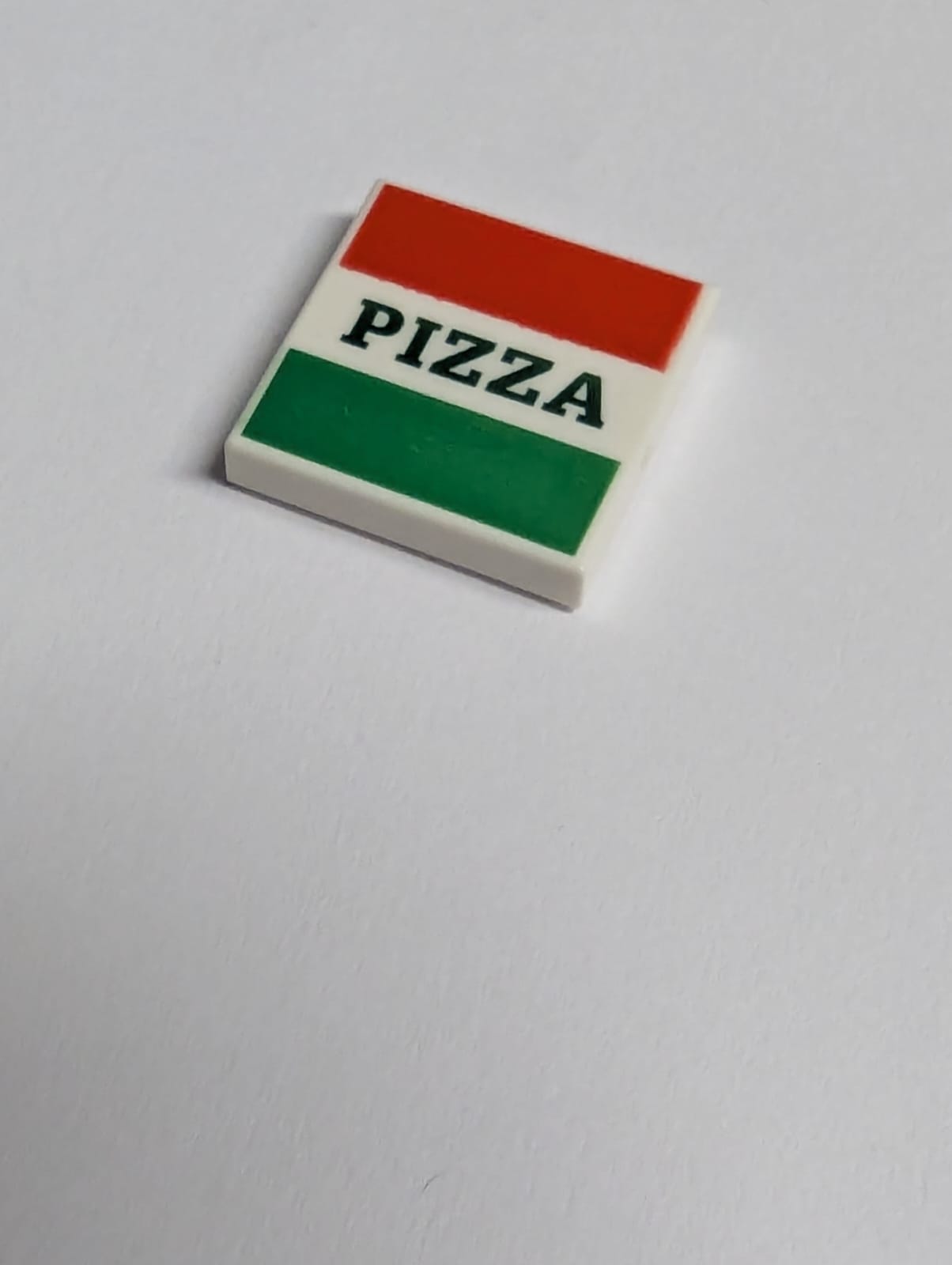 NEU Tile 2 x 2 with Groove with Red and Green Stripes and Dark Green 'PIZZA' Pattern (Pizza Box) weiss white