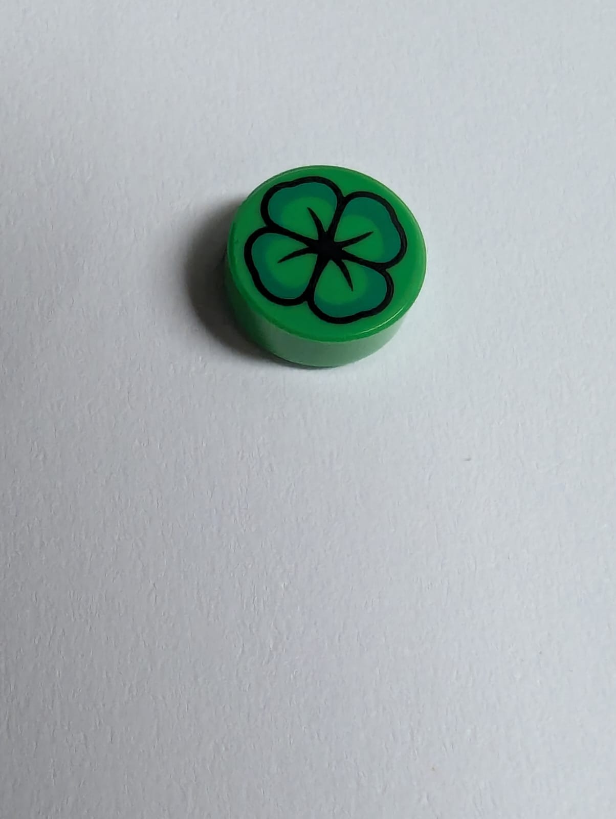 NEU Fliese, rund 1 x 1 mit grün-schwarzem Vierblättrigen-Klee-Muster mediumgrün
