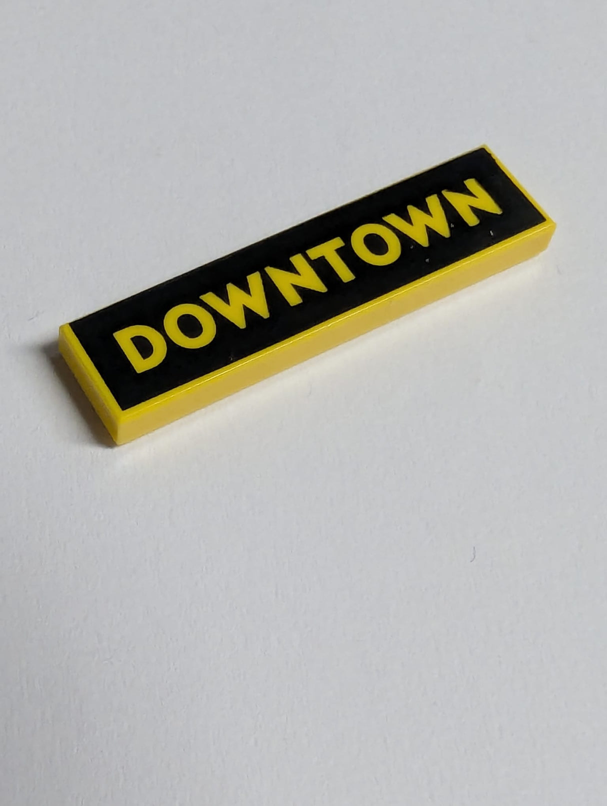 NEU Fliese 1 x 4 mit 'DOWNTOWN' auf schwarzem Hintergrundmuster