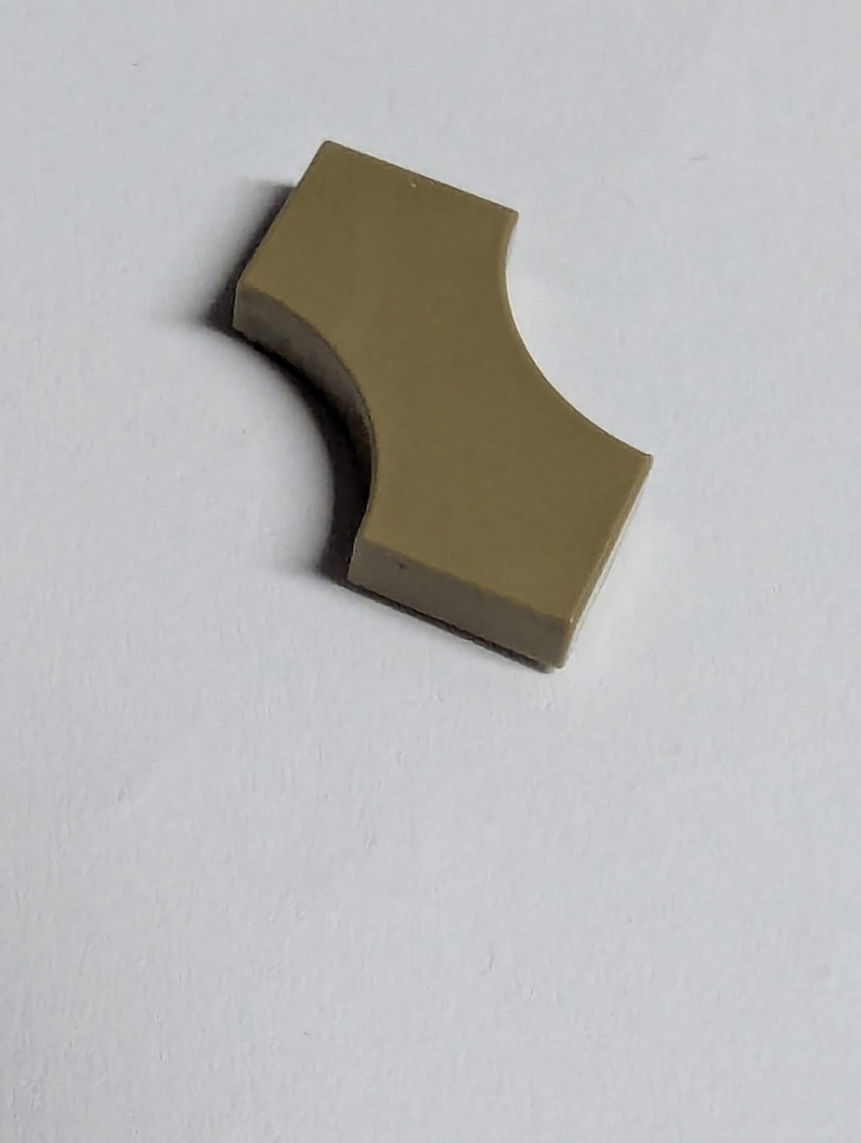 NEU Fliese, modifiziert 2 x 2 mit 2 gebogenen 1 x 1 Ausschnitten, Doppelpfeil dunkelbeige