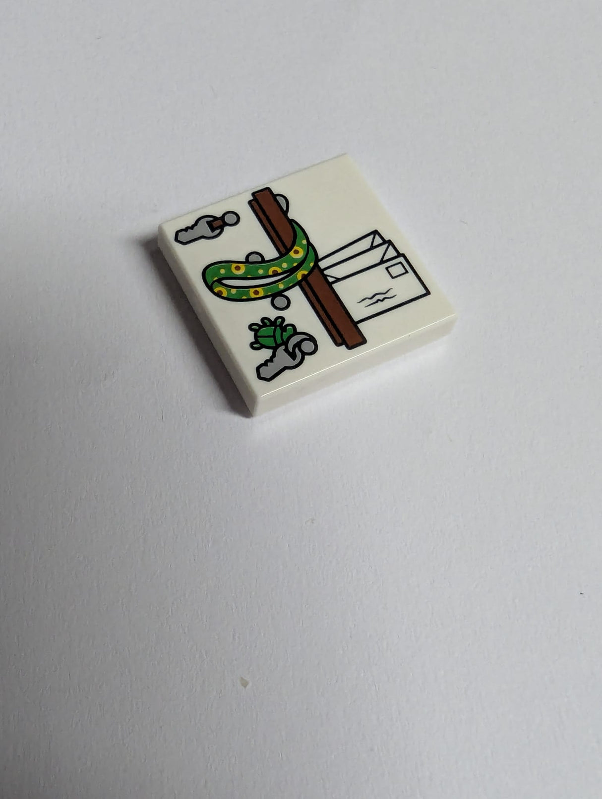 NEU Fliese 2 x 2 mit rötlich braunem Regal, Buchstaben, hellblauen Tasten, hellgrünem Sonnenblumen-Schlüsselband und Käfer-Schlüsselanhänger-Muster weiß