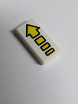 NEU Fliese 1 x 2 mit gelbem Pfeil-Segmentmuster weiß
