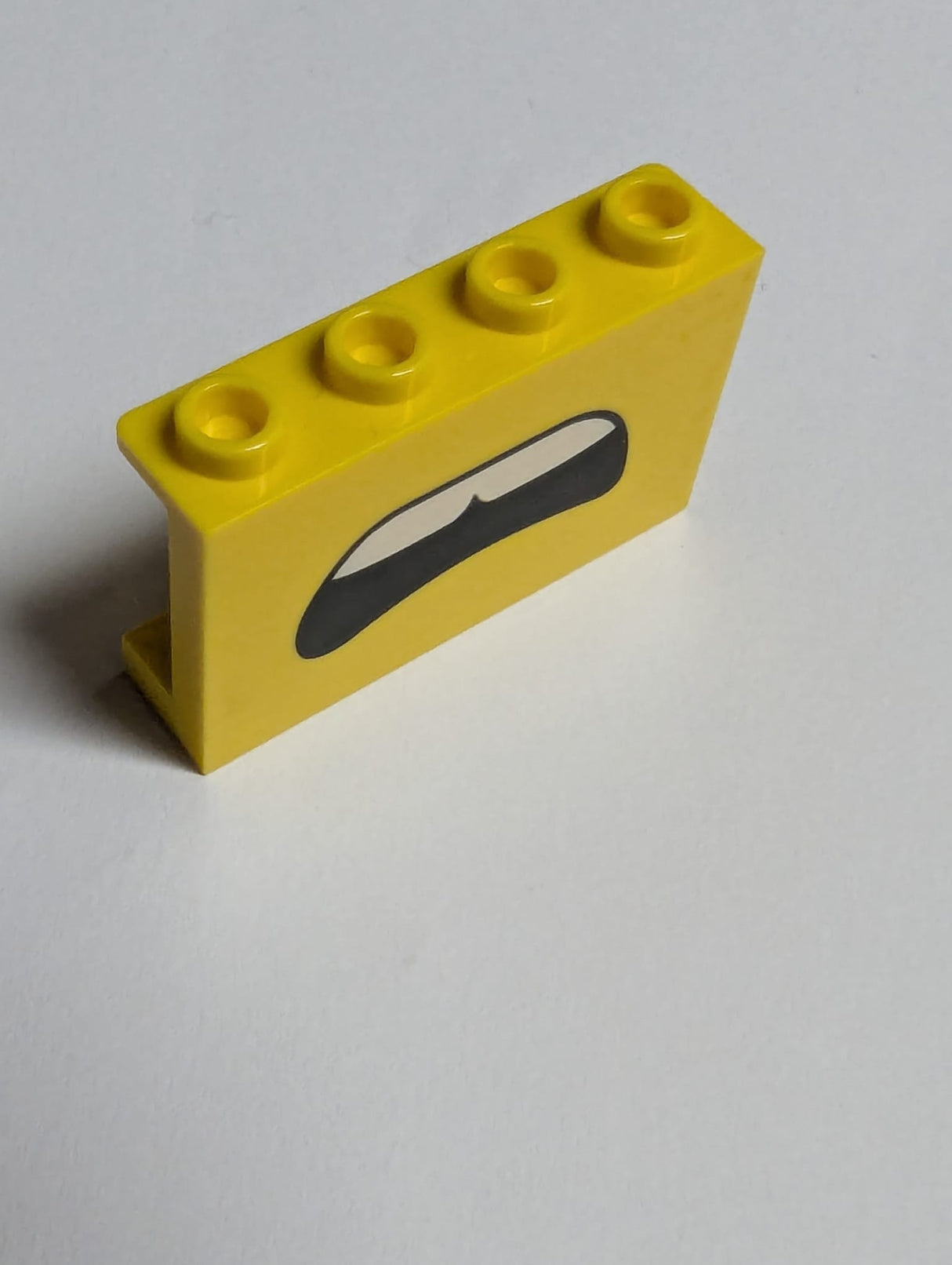 NEU Panel 1 x 4 x 2 with Side Supports - Hollow Studs with Open Confused Mouth and Teeth Pattern gelb yellow