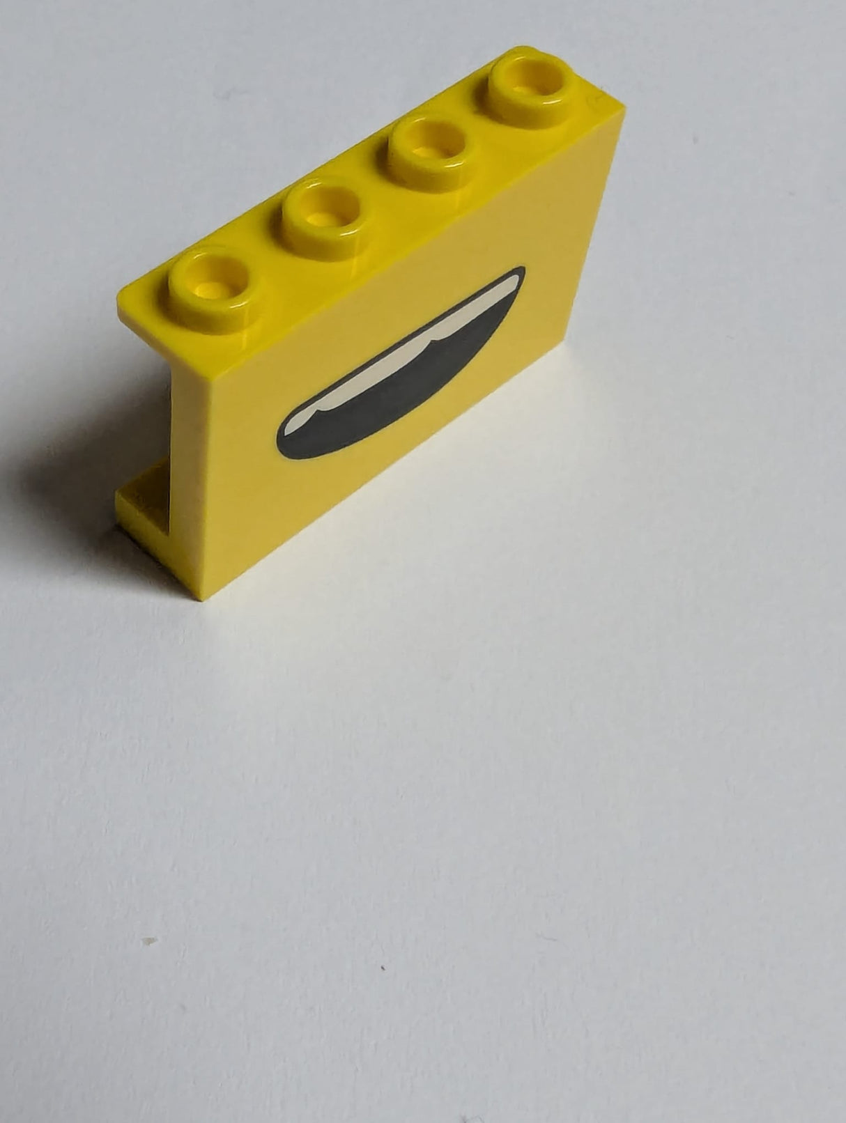 NEU Panel 1 x 4 x 2 with Side Supports - Hollow Studs with Open Smile and Teeth Pattern gelb yellow