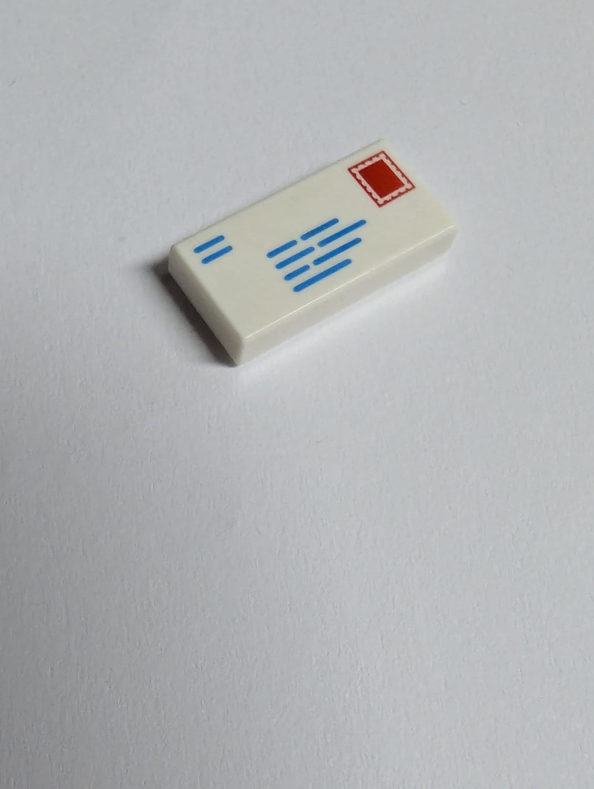 NEU Fliese 1 x 2 mit blauen Linien und rotem Quadratmuster (Briefumschlag mit Briefmarke) weiß