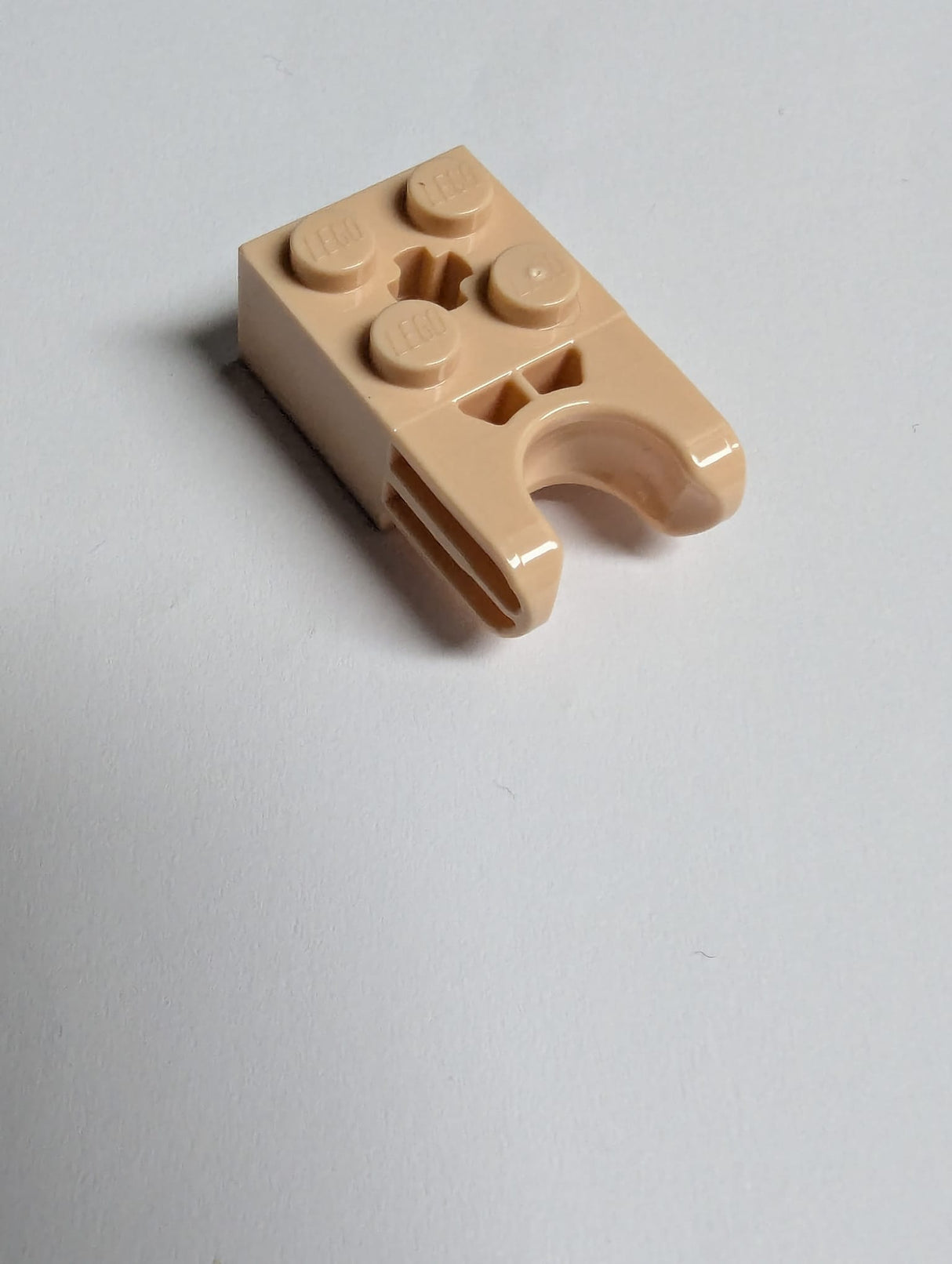 NEU Technik, Stein modifiziert 2 x 2 mit Kugelgelenk und Achsloch - Gerade Gabeln mit runden Enden und geschlossenen Seiten hellnougat