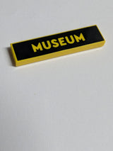 NEU Fliese 1 x 4 mit 'MUSEUM' auf schwarzem Hintergrundmuster gelb