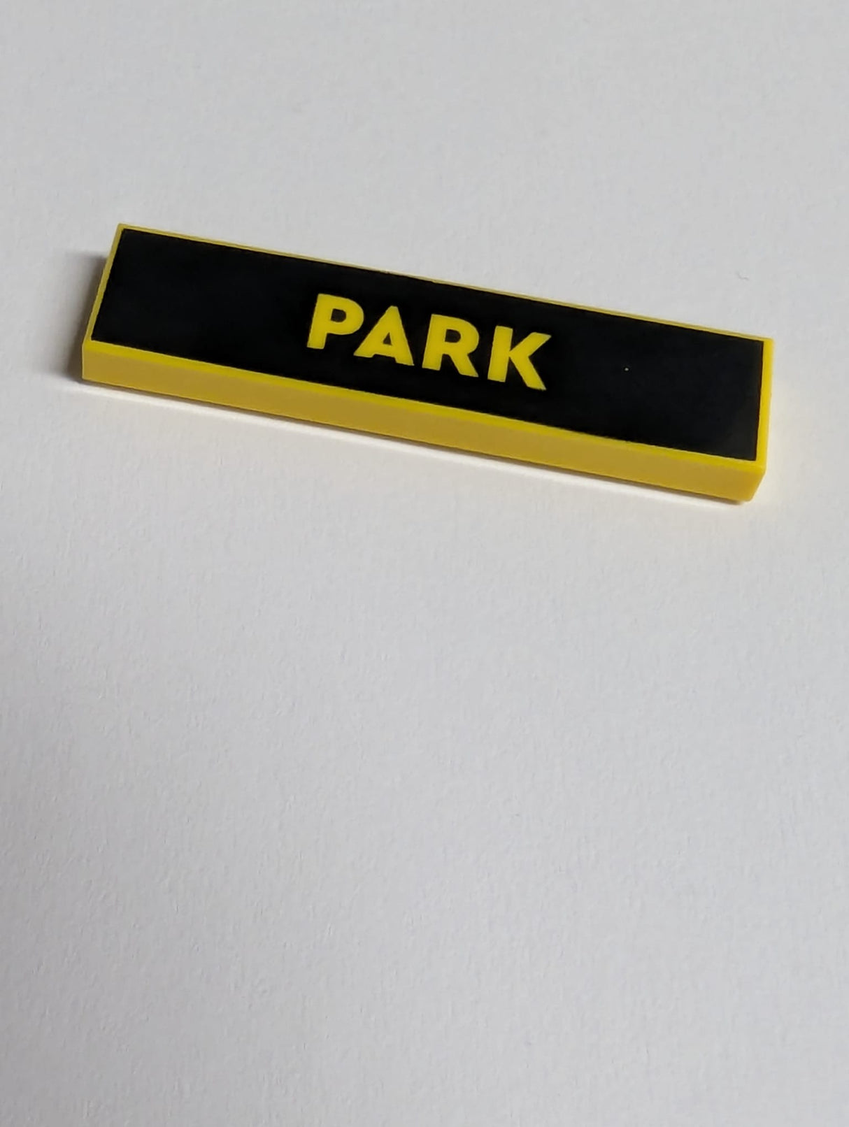 NEU Fliese 1 x 4 mit 'PARK' auf schwarzem Hintergrundmuster gelb