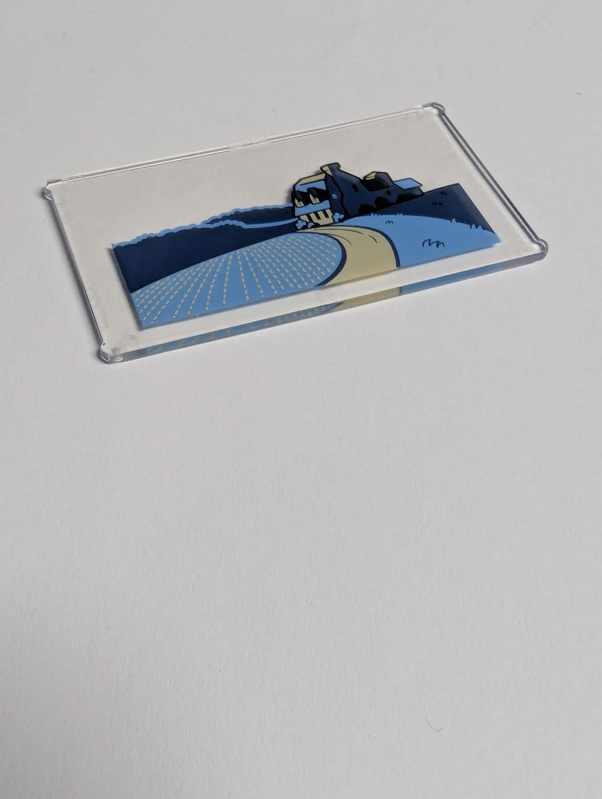 NEU Glas für Fenster 1 x 4 x 6 mit hellblauen und dunkelblauen Feldern, tanfarbener Straße und Haus, schwarzem Dach und Buschmuster transparent weiß