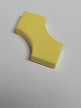 NEU Fliese, modifiziert 2 x 2 mit 2 gebogenen 1 x 1 Ausschnitten, Doppelpfeil, hellgelb