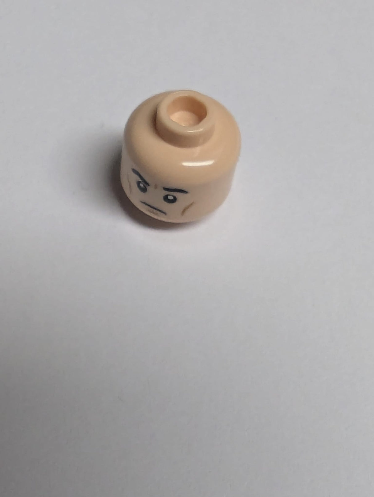 NEU Minifigur, Kopf doppelseitig, schwarze Augenbrauen, dunkelorange Wangenlinien, Stirnrunzeln linke Augenbraue erhoben / offenes finsteres Gesicht - Hohles Noppen hellnougat