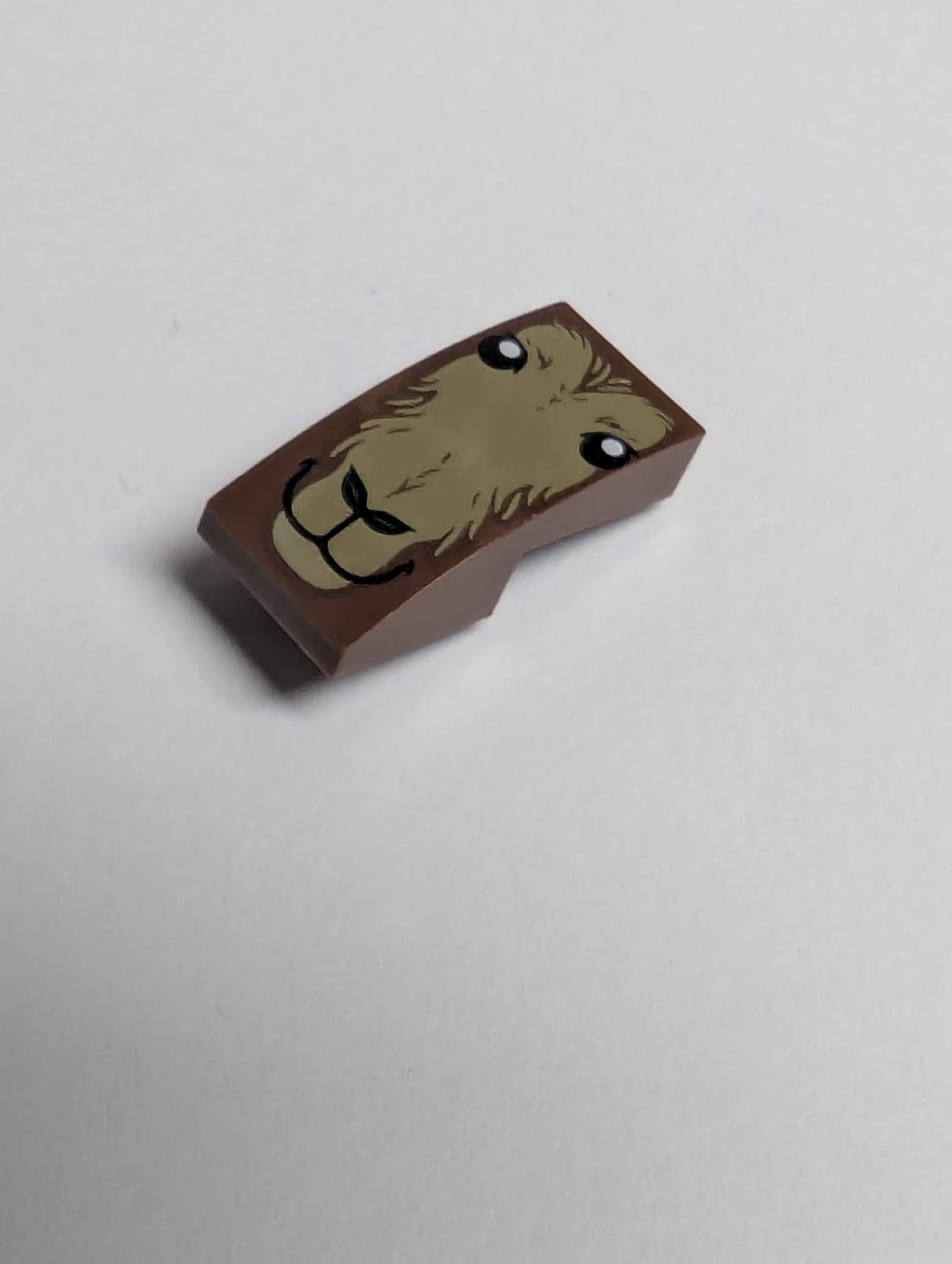 NEU Slope, Curved 2 x 1 x 2/3 Inverted with Dark Tan Fur, Eyes, Closed Mouth and Nostrils Pattern (Goat Face) neubraun reddish brown