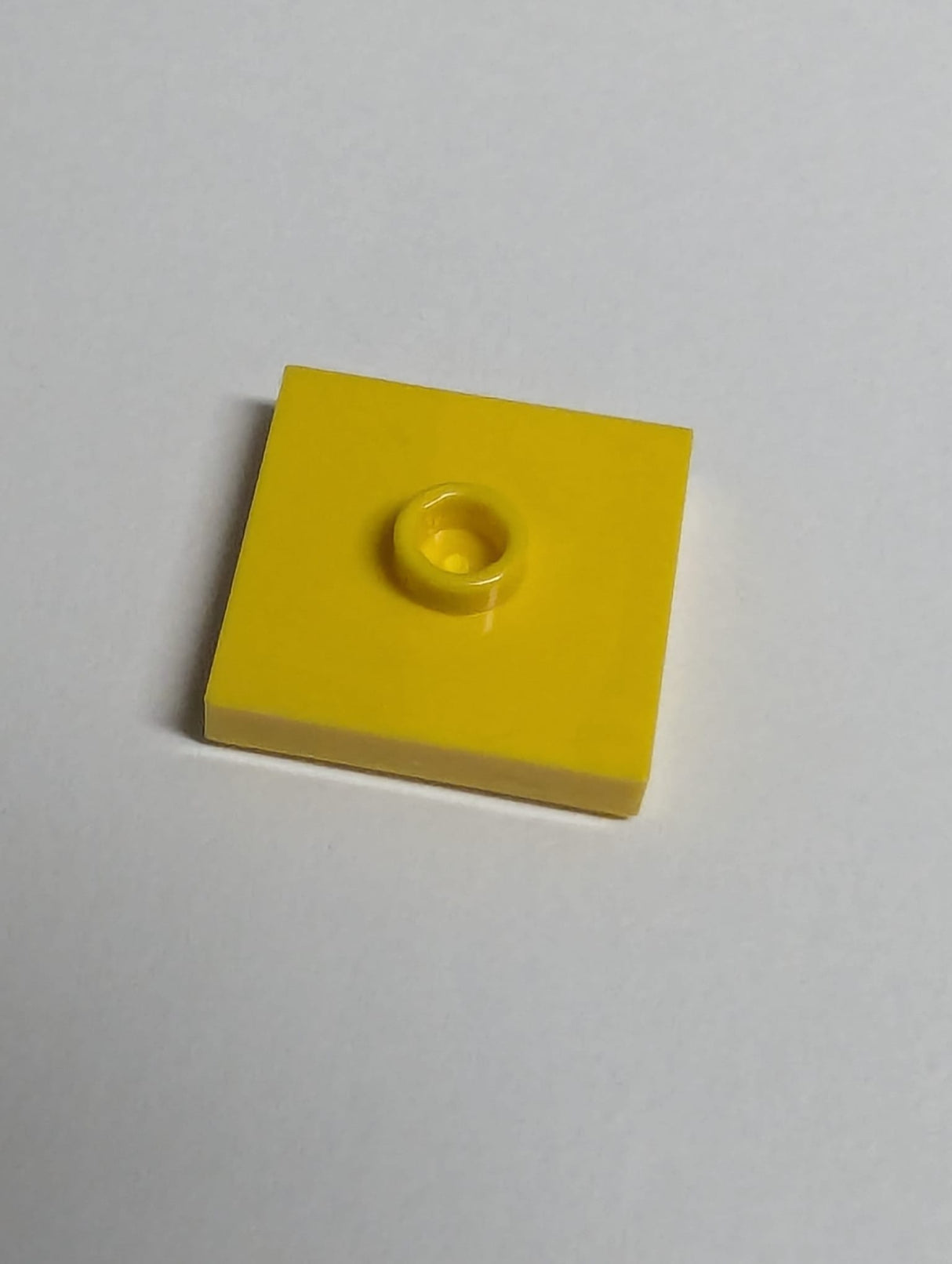 NEU Platte, modifiziert 2 x 2 mit Nut und einer Noppe (Jumper) gelb