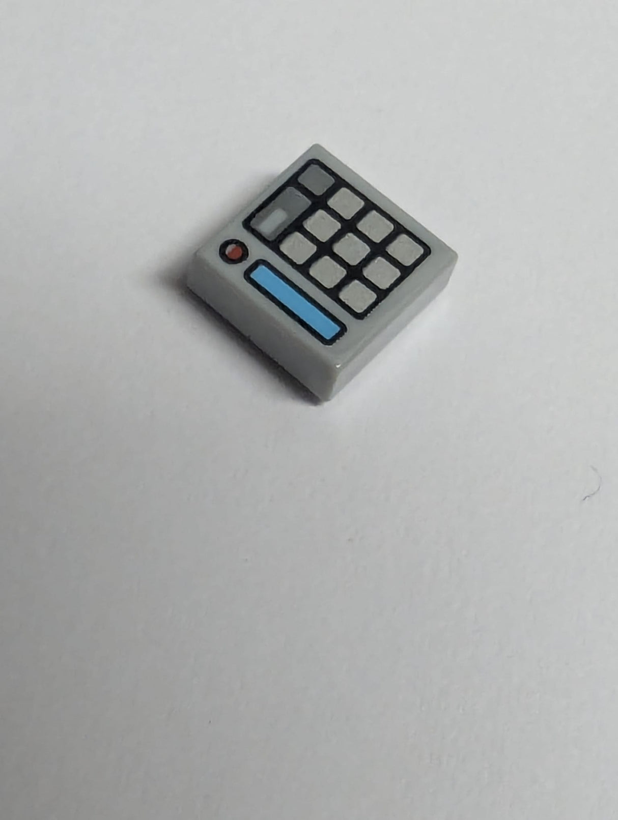 NEU Fliese 1 x 1 mit Rille mit Tastaturtasten, mittlerer azurblauer Bildschirm und rotes Licht (Taschenrechner) Muster neuhellgrau hellbläulich-grau