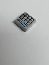 NEU Fliese 1 x 1 mit Rille mit Tastaturtasten, mittlerer azurblauer Bildschirm und rotes Licht (Taschenrechner) Muster neuhellgrau hellbläulich-grau