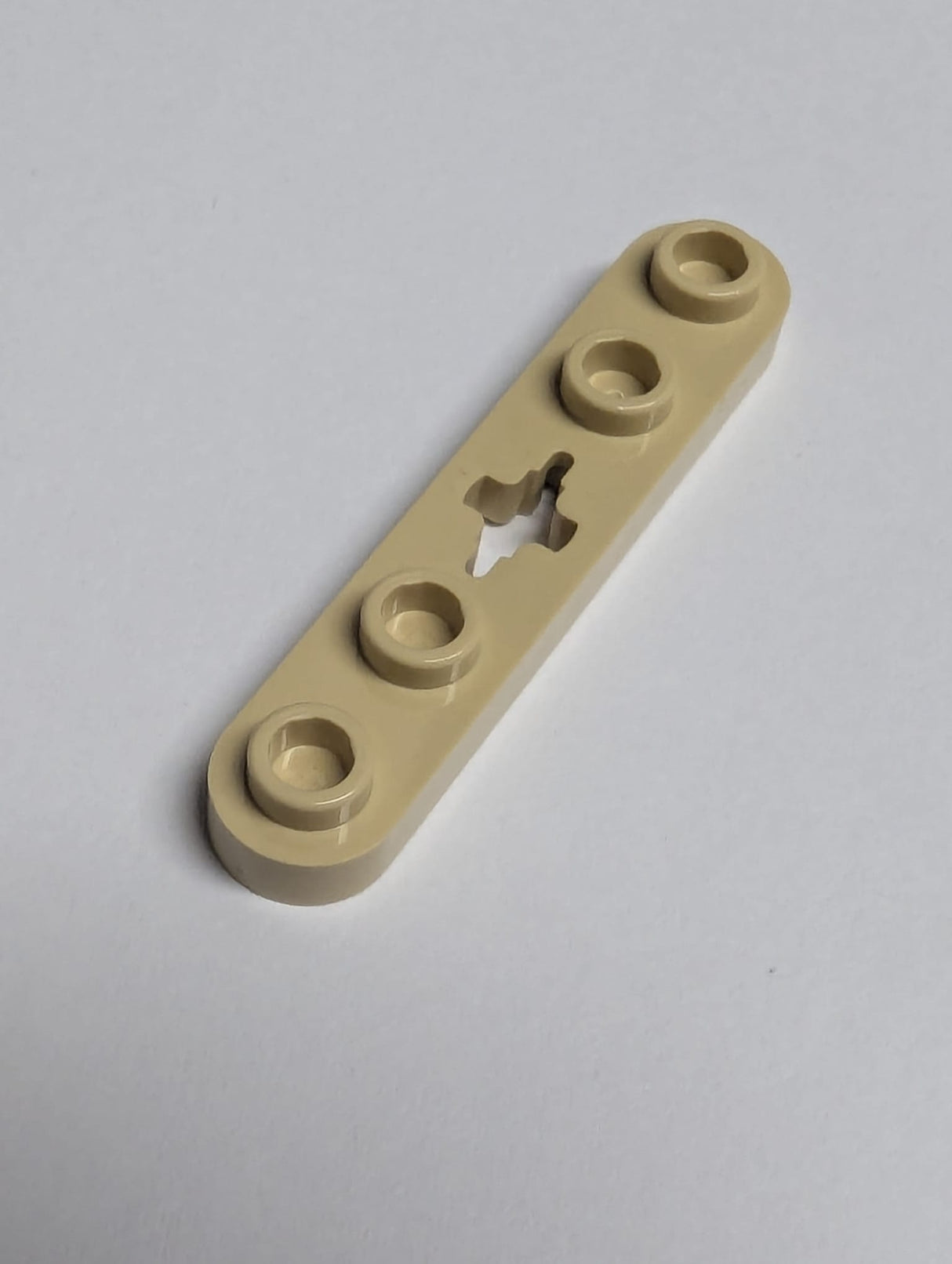 NEU Technik, Platte 1 x 5 mit runden Enden, 4 und Achsloch beige