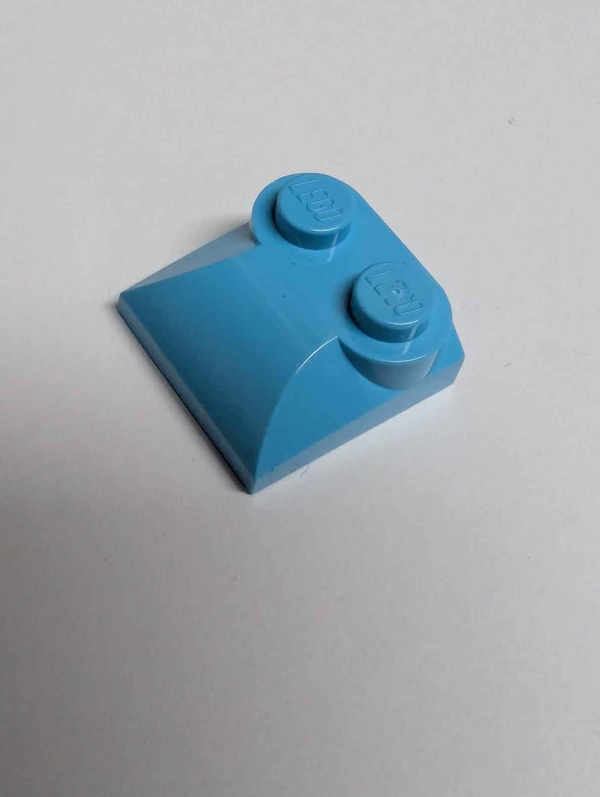 NEU Bogenstein 2 x 2 x 2/3 mit 2 Noppen und gebogenen Seiten azur (medium)
