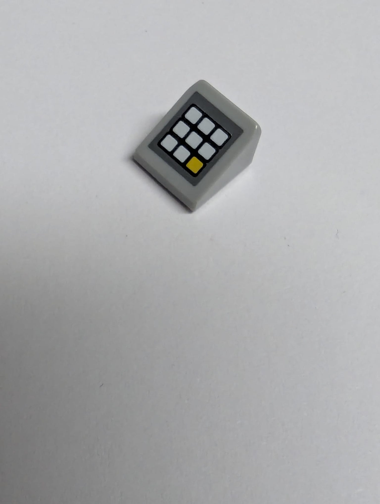 NEU Dachstein 30 1 x 1 x 2/3 mit Tastatur mit weißen und gelben Tasten auf dunkel bläulich grauem Hintergrundmuster neuhellgrau