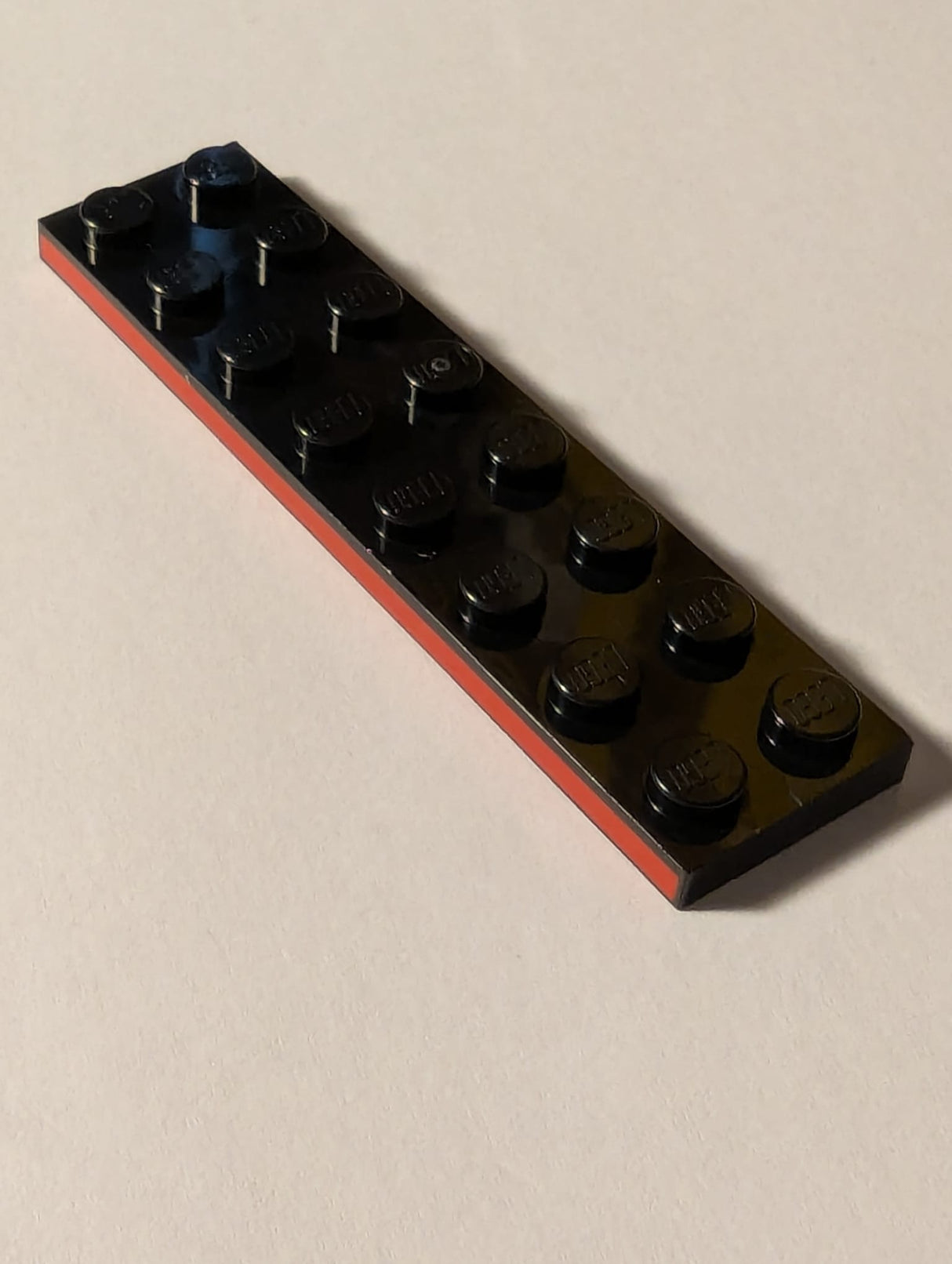 NEU Platte 2 x 8 mit rotem Streifenmuster schwarz