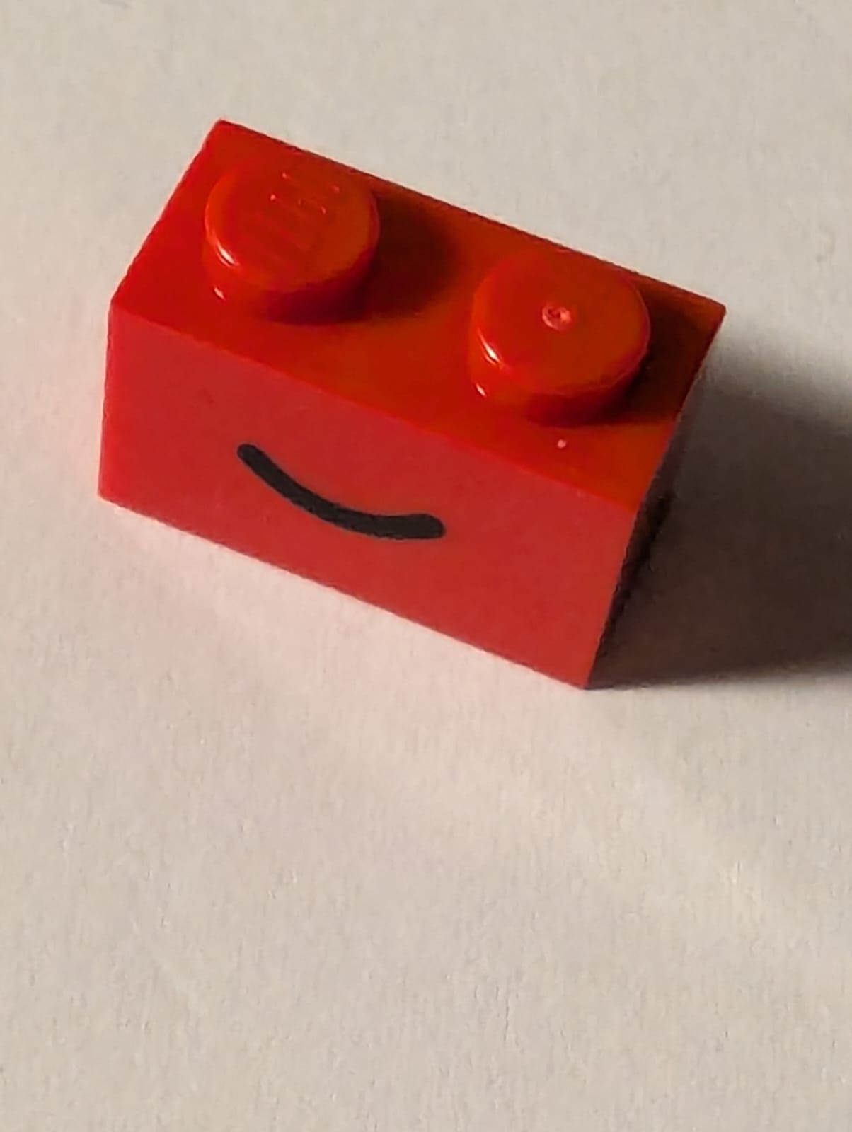 NEU Stein 1 x 2 mit schwarzem Lächelmuster in Form einer gebogenen Linie rot