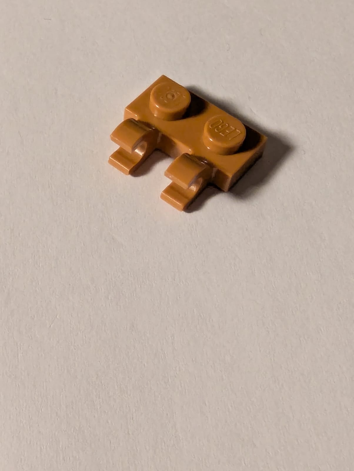 NEU Platte, modifiziert 1 x 2 mit 2 offenen O-Clips (horizontaler Griff) nougat (medium)