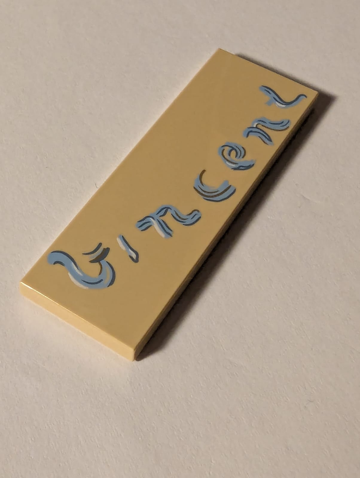 NEU Fliese 2 x 6 mit hellblauem, sandblauem, dunkelbraunem und weißem 'Vincent' Signaturmuster beige