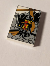 NEU Fliese 2 x 3 mit Bild einer Piratenkapitän-Minifigur auf einem Schiff mit Takelage, hellblaugrauem Nebel und Muster aus schwarzen Minifigur-Silhouetten (BAM) weiß