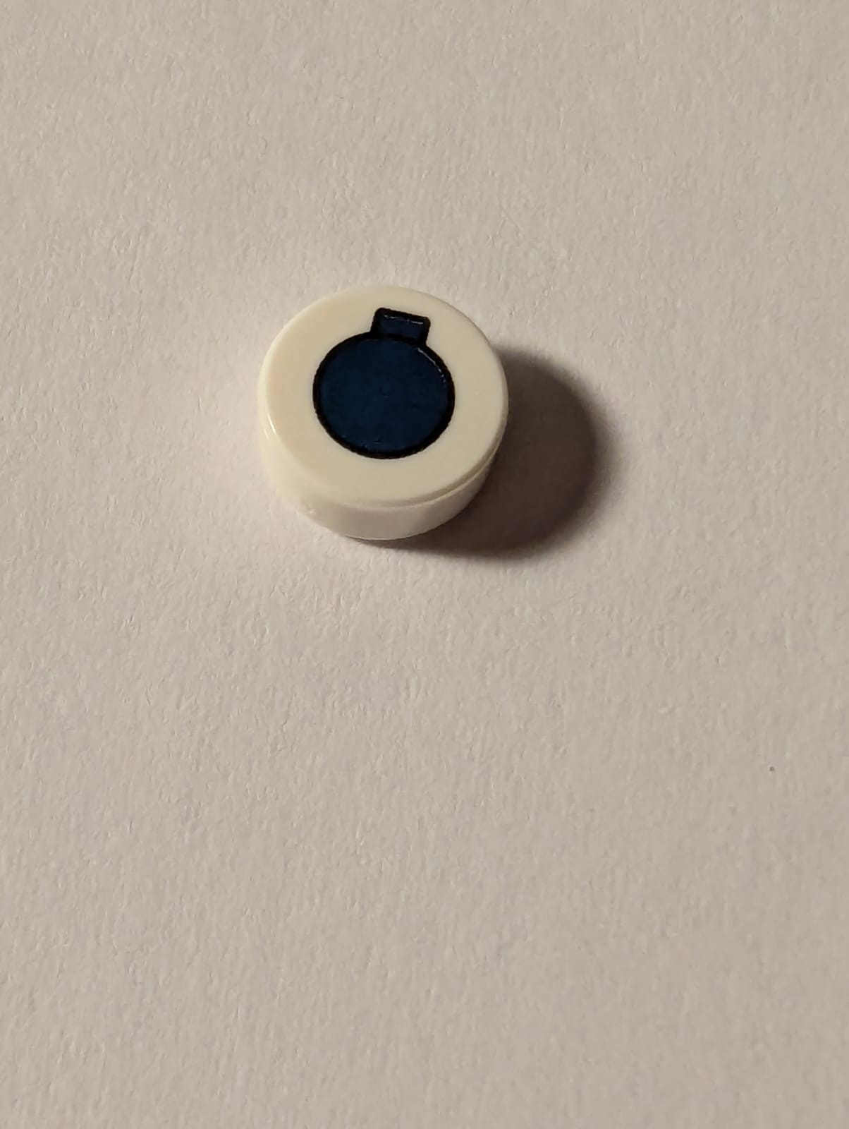 NEU Fliese, rund 1 x 1 mit dunkelblauem Kreis und Spraydosenmuster auf dem Deckel weiß