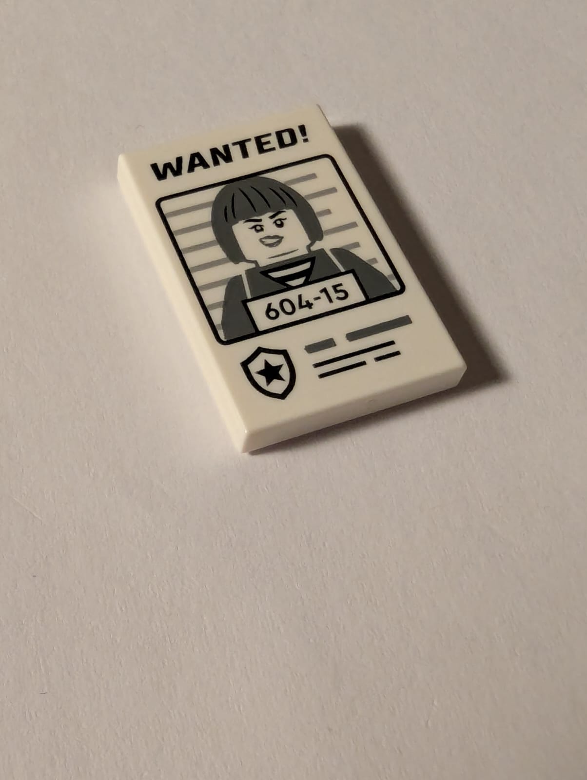 NEU Fliese 2 x 3 mit schwarzem ‚WANTED!‘ und dunkelblaugrauer Minifigur mit ‚604-15‘-Muster weiß