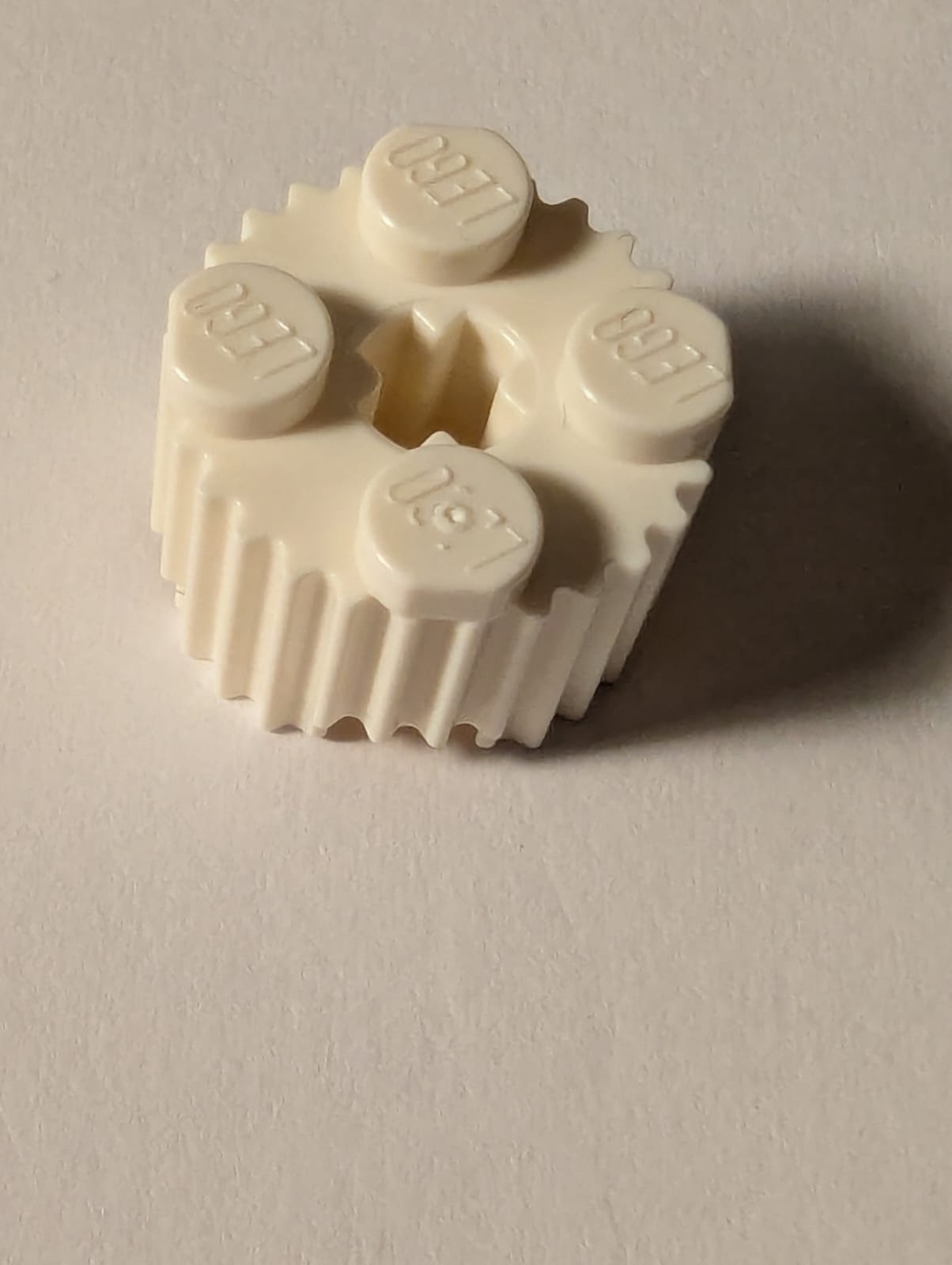 NEU Stein rund 2 x 2 mit Achsloch und Rillenprofil weiß