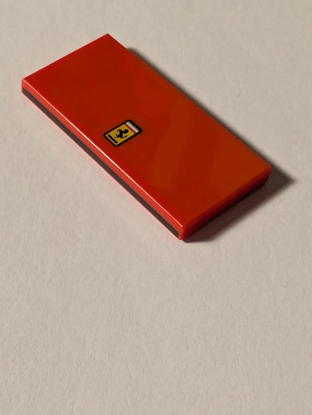 NEU Fliese 2 x 4 mit Ferrari-Logo oben und schwarzem Streifenmuster an der Seite rot