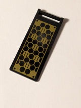 NEU Flagge 7 x 3 mit Stabgriff und sechseckigem Gold-Solarpaneel-Muster schwarz