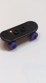 Minifigur, Utensil Skateboard-Deck mit dunkelvioletten Rädern (42511 / 2496) schwarz