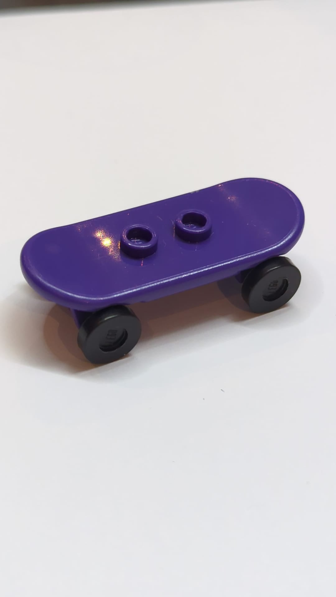 Minifigur, Utensil Skateboard Deck mit schwarzen Rollen (42511 / 2496) lila