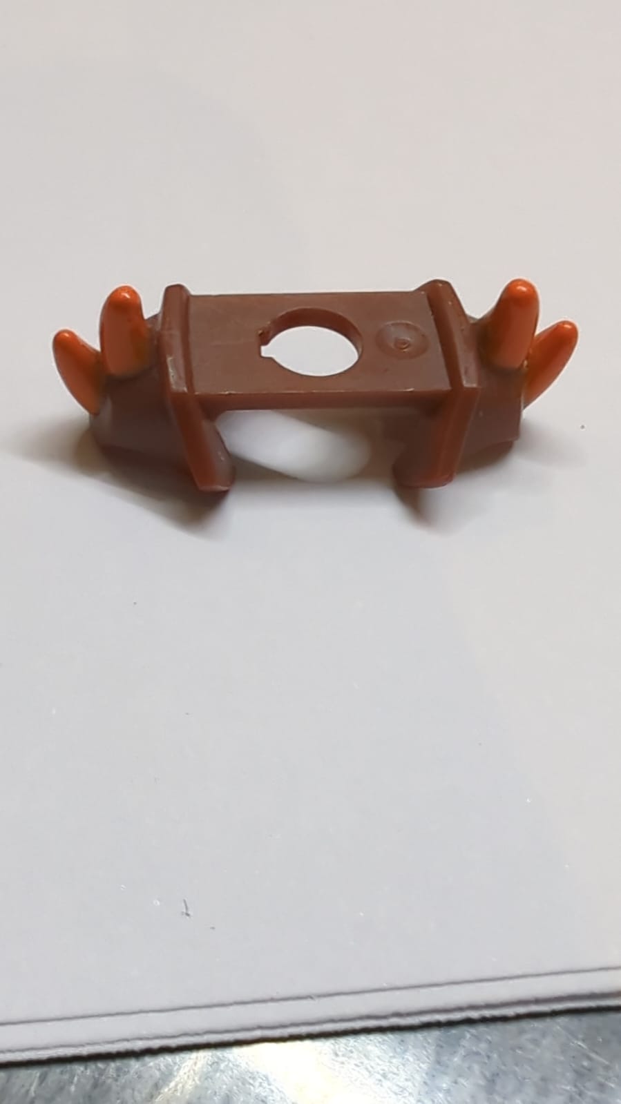 Minifiguren-Rüstungsschulterpanzer mit 4 spitzen Stacheln und orangefarbenem Muster