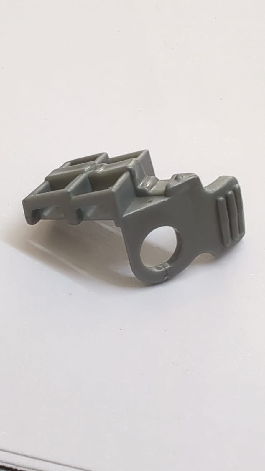 Minifiguren Rüstungsschulterpolster mit Gitter-/Rillenprofil und Scheide für 2 Katanas pearlsilber