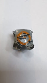 Utensil Minifigur Rüstung mit Beinschutz mit orangefarbenem Kreis und schwarzer Kleidung, Muster aus Graten, Löchern und Kratzspuren pearlsilber