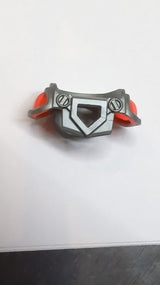 Minifiguren-Rüstungsbrustplatte mit pentagonalem Ausschnitt vorne und 2 Noppen hinten mit geformtem Muster aus transparent-neon-orangefarbenen Schulterpolstern pearlsilber