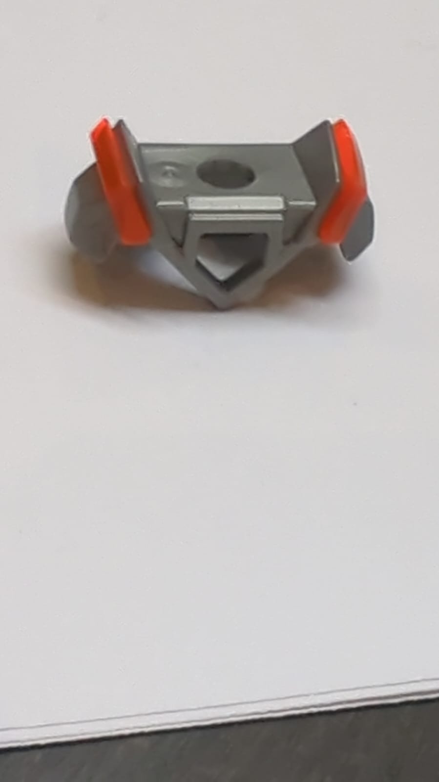 Minifiguren Rüstung Brustplatte mit pentagonalem Ausschnitt auf der Vorderseite und 2 Noppen auf der Rückseite, kantige Schultern mit geformtem Trans-Neon-Orange-Rillenmuster pearlsilber