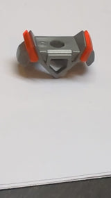 Minifiguren Rüstung Brustplatte mit pentagonalem Ausschnitt auf der Vorderseite und 2 Noppen auf der Rückseite, kantige Schultern mit geformtem Trans-Neon-Orange-Rillenmuster pearlsilber