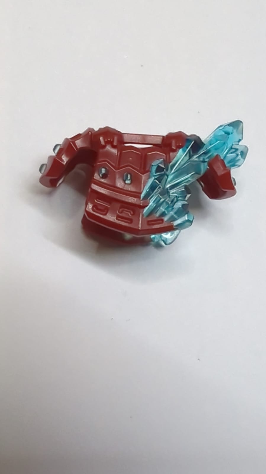 Minifiguren-Rüstung Brustplatte mit Schulterpolstern mit geformtem Muster aus transluzenten hellblauen Kristallen dunkelrot