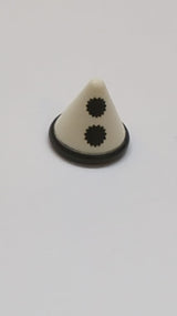 Minifigur, Kopfbedeckung, Kegel mit schwarzem Band und Bommelmuster weiß