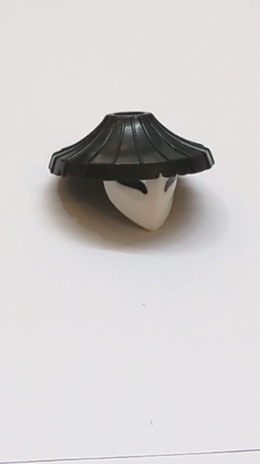 Minifigur, Kopfbedeckung Hut, Kegelförmig asiatisch mit erhobenem Mittelpunkt und weißer Maske mit großem schwarz-weißem Augenmuster schwarz