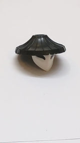 Minifigur, Kopfbedeckung Hut, Kegelförmig asiatisch mit erhobenem Mittelpunkt und weißer Maske mit großem schwarz-weißem Augenmuster schwarz