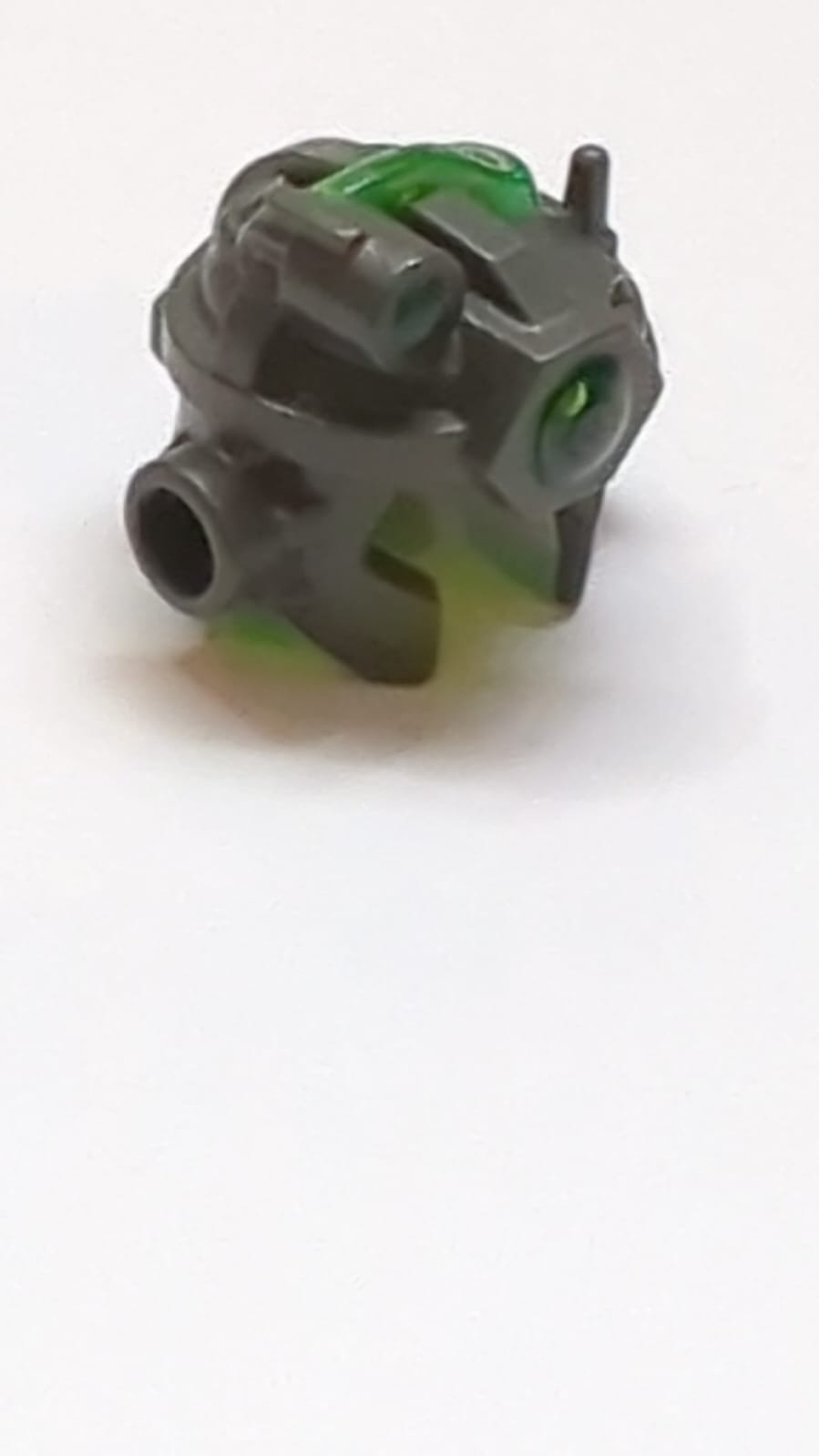 Minifigur, Kopfbedeckung Helm mit offenem Kinn, Antenne und Noppen an den Seiten, geformtem durchsichtig-grünem Oberteil und Frontlicht sowie bedrucktem schwarzem Zielmuster titan