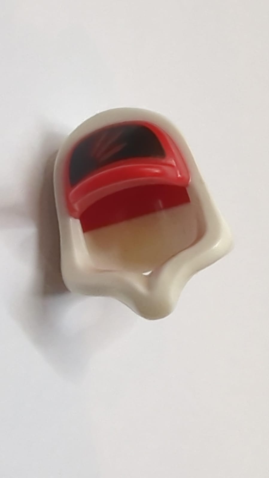 Minifigur, Kapuzenpullover mit geformter roter Kappe und bedrucktem schwarzem Einsatz mit 3 Streifenmuster