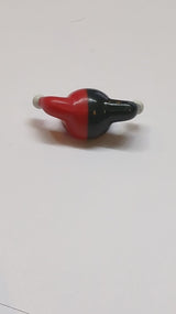 Minifigur, Kopfbedeckung Narrenkappe mit schwarzer linker Seite und weißem Bommel rot