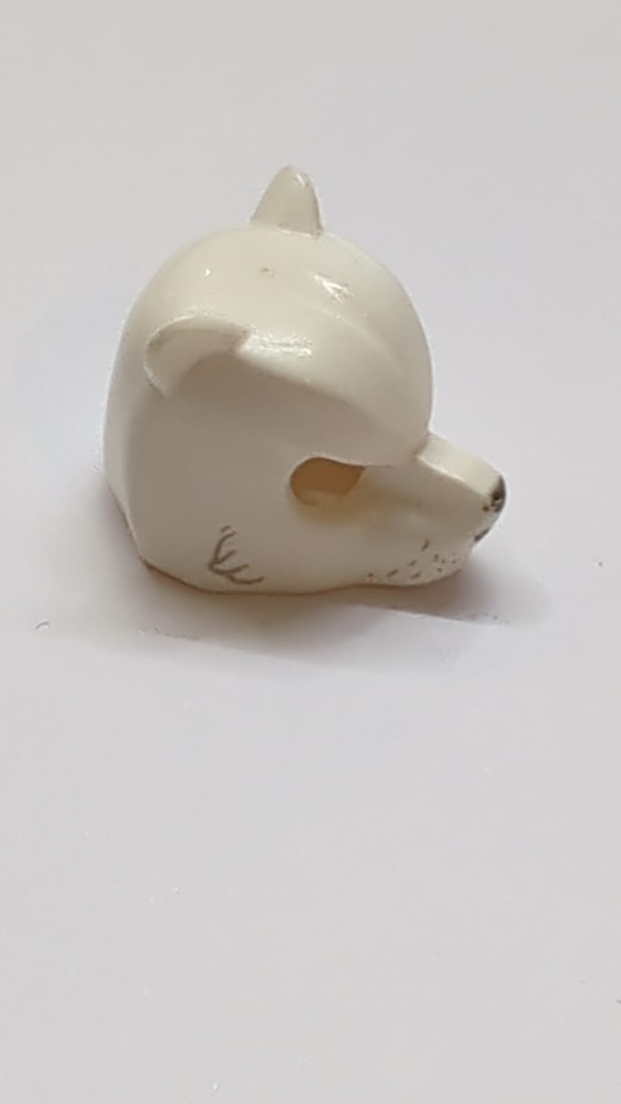 Minifigur, Kopfbedeckung: Bärenmaske mit schwarzer Nase, Reißzähnen und grauem Fellmuster weiß